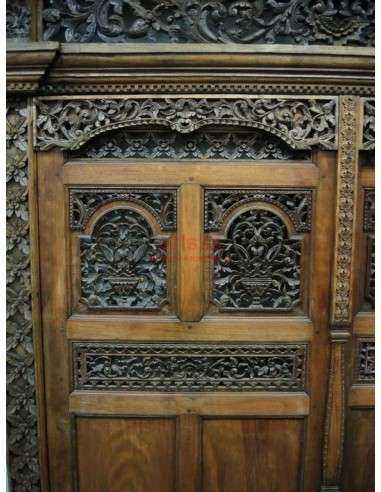 Portale in legno massello intagliato a mano con decorazioni floreali