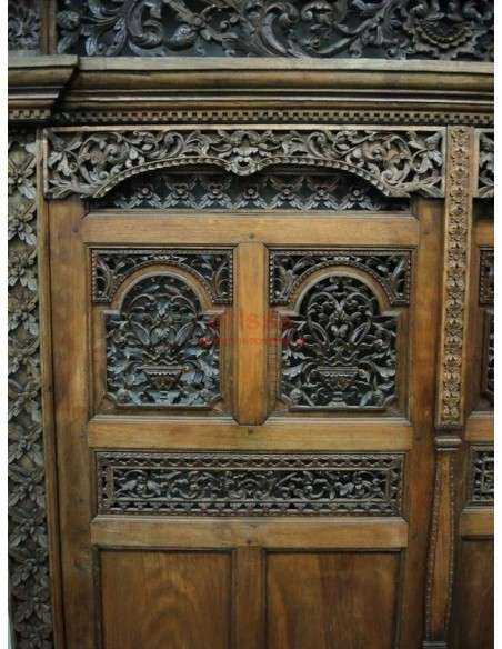 Portale in legno massello intagliato a mano con decorazioni floreali