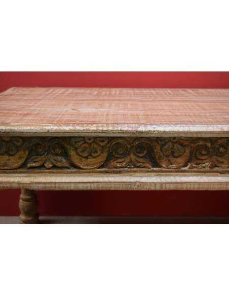Tavolino coloniale in teak sbiancato con bordo inciso colorato – 124x63x44 cm TS036