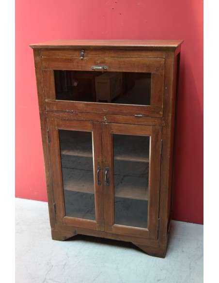Vetrina stile inglese coloniale in teak biondo – India XX secolo, ante a vetro e ribalta TS062