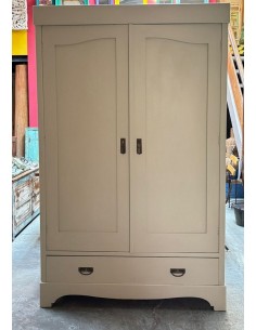 Armadio vintage color panna in legno massello UN10520