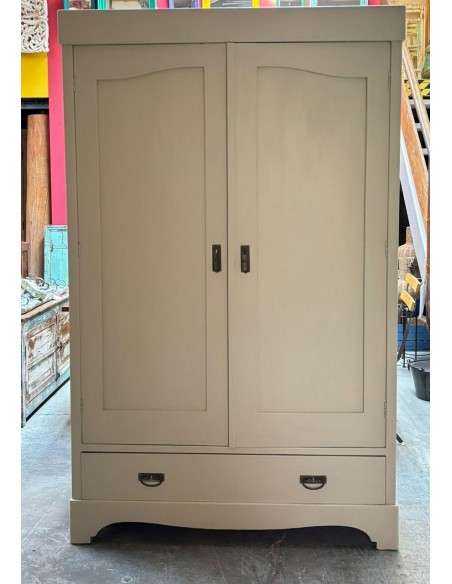Armadio vintage color panna in legno massello UN10520