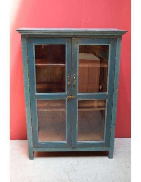 Vetrina bassa ottanio shabby in legno massello – India coloniale XX secolo, ante e laterali in vetro TS189