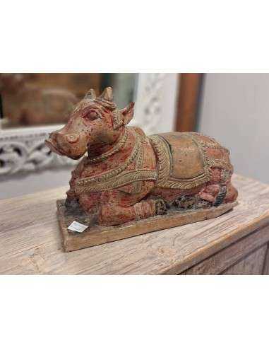 Scultura in legno raffigurante una mucca indiana sacra Nandi - Finitura a legno colore rosso - Proveniente dall'India, epoca XX