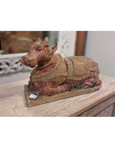 Scultura in legno raffigurante una mucca indiana sacra Nandi - Finitura a legno colore rosso - Proveniente dall'India, epoca XX
