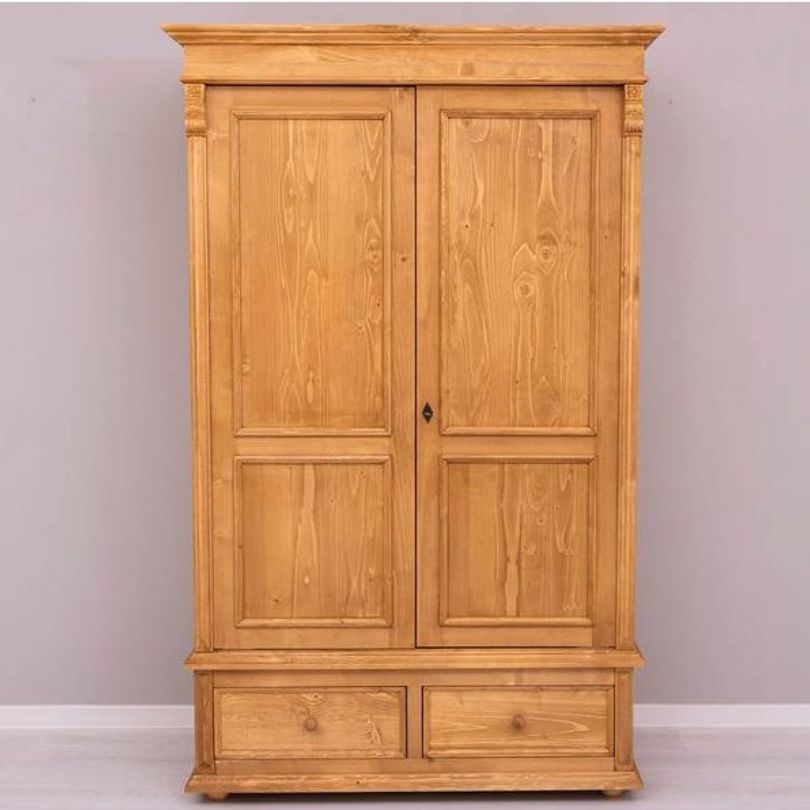 Armadio in legno di pino rustico